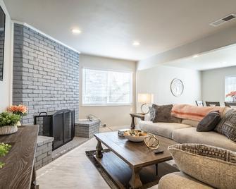 Bright & Cozy Fully Remodeled Home - Carmichael - Living room