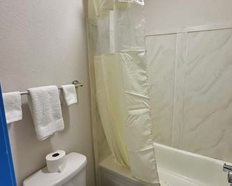 American Inn and Suites Bishop - Flint - Badkamer