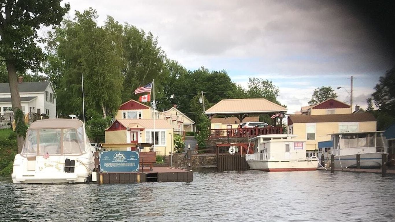 Hills Motor Court & Marina