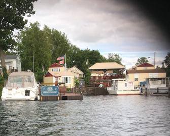 Hills Motor Court & Marina - Alexandria Bay