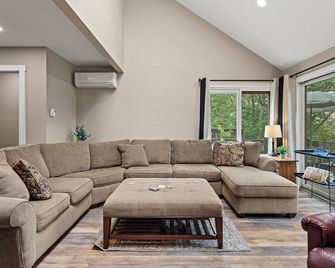 Alpine Escape by Avantstay On Camelback Mountain, Near Waterpark/attractions - Tannersville - Living room