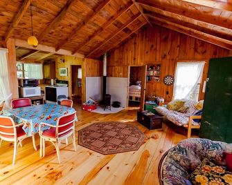 SunsetLodge Rustic Lakeside Cabins & Lodge with Sunset Views for Reunions/Groups - Jefferson - Dining room