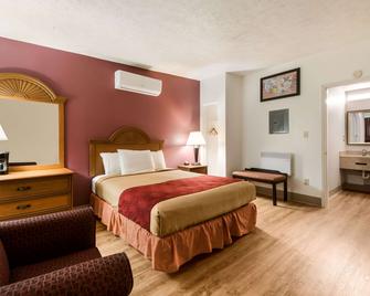 Econo Lodge Inn and Suites Lake Harmony - Pocono Mountains Area - White Haven - Bedroom