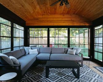 Beach House 5 Star Gem with a Muskoka room and Yoga Studio - Innisfil - Living room