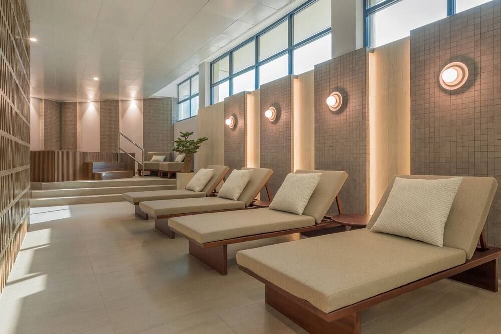 فندق ذا كريك سايد، دبي، أحد فنادق أكور