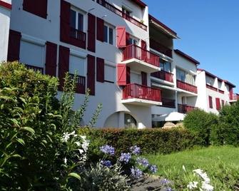 A Nice T2 At A Low Price In The Basque Country, Near The Sea - Anglet - Building