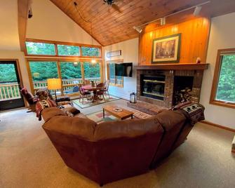 W2 Mount Washington Place Townhome for winter seasonal 1 minute to ski slopes reliable WiFi - Carroll - Living room