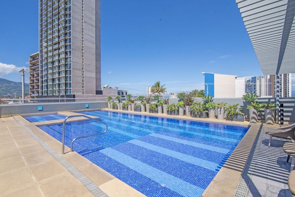 Classy Apartment w/ King Bed Close to Airports - San José - Piscina