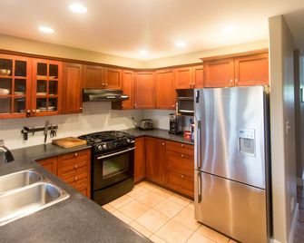 Everyone Welcome, Cozy retreat walking distance to Butchart Gardens. - Brentwood Bay - Kitchen