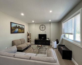 Rustic Farmhouse on 10 Acres - Chestermere - Living room