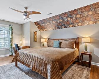 All King Beds Near Downtown Fire Pit - Wake Forest - Habitación