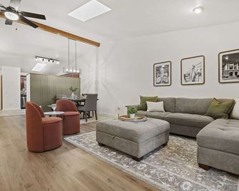 Hot Tub - King Suite - Game Room - Large Groups - Sun Prairie - Вітальня