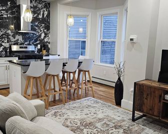 Stylish & Cozy Boston Retreat Near Train Station, Parks & Cafés - Boston - Living room