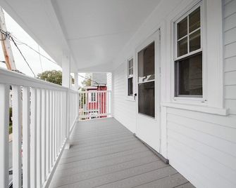 5br 2bh Bright & Spacious Apt In Brighton - Boston - Balcony