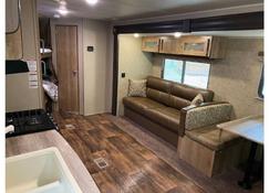 Amazing RV with bunks and enclosed Master - Layton - Living room