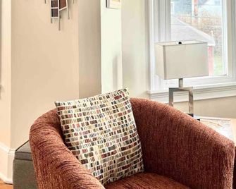 Peaceful Oasis On Munjoy Hill 2nd Flr 3b - Portland - Living room