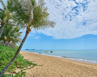 Trinity Beach Club Holiday Apartments - Trinity Beach - Beach