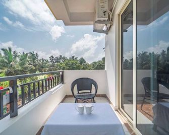 Artham Guesthouse - Morjim - Balkon