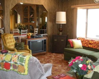 In Carson City! Conveniently Central To Reno, Lake Tahoe, Truckee,virginia City - Carson City - Living room