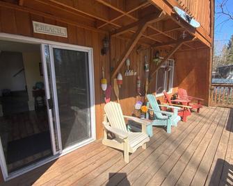 Cozy Family Cabin - Rimbey - Innenhof