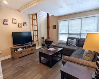 Cozy 1BR Walk to Gondola, Sleep 4, Free Parking - Whistler - Living room