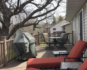 Sandy beach, level lot, 4BR 2BA, 110' shore, 2-miles to Alexandria-License #1802 - Alexandria - Патіо