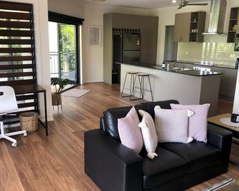 Cooktown Central Villa - Cooktown - Living room