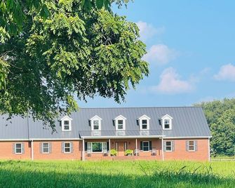 Private Residence on 37 Acres, 9 minutes to Keeneland. - Versailles - Edificio