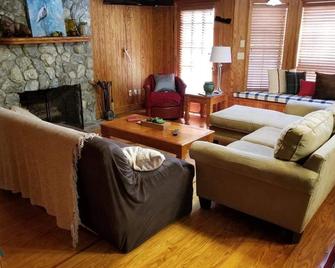 The Coppertop Inn on The Ichetucknee River Pets are Welcome 50 per pet fee - Branford - Living room