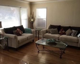 Charming Home In Lodi Wine Country - Lodi - Living room