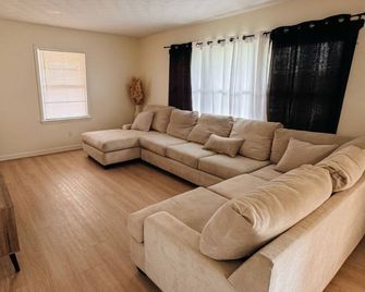 Soothing 3-bedroom house with AC in charming Gaffney - Gaffney - Вітальня