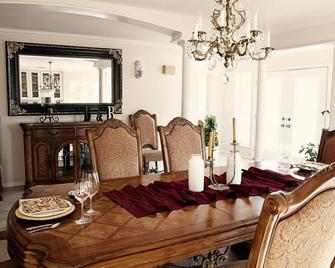 The Treehouse Deluxe Cottage - Uvalde - Dining room