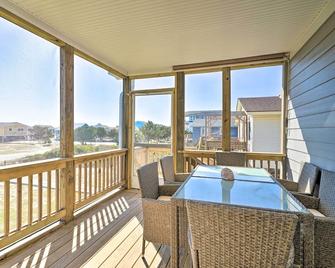 Carefree Coastal Getaway - Walk to Long Beach - Oak Island - Balcón