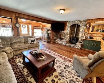 Close to Town, Hot Tub, 2 Kings, 4 Full Beds - Old Forge - Obývací pokoj