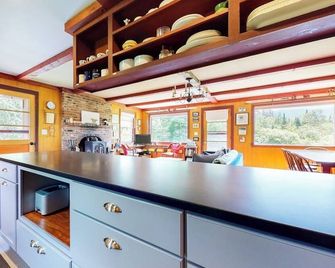 Mountain-view home with wood stove, close to town & slopes - dogs welcome - Franconia - Keuken