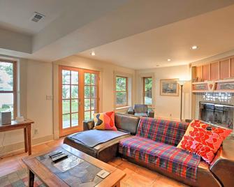 Lopez Island Hideaway with Coastal Views and Deck! - Lopez Island - Living room