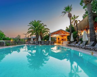 Golden Lighthouse Hotel - Gelemiş - Bazén