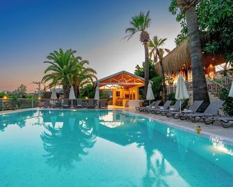 Golden Lighthouse Hotel - Gelemiş - Piscina