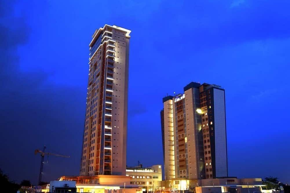 Room50Two - غابورون - مبنى