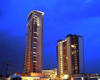 Room50Two - غابورون - مبنى