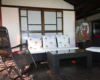 tahiti-bungalow at Teahupoo: beachfront with pountoon and mini pool - Teahupoo - Sala de estar