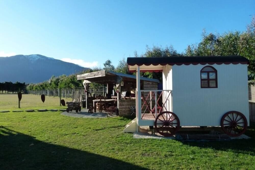 Colonial Wagon + Sleepout - Wacky Stays - 6 Unique Rentals In Kaikoura - קאיקורה - פטיו