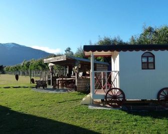 Colonial Wagon + Sleepout - Wacky Stays - 6 Unique Rentals In Kaikoura - קאיקורה - פטיו