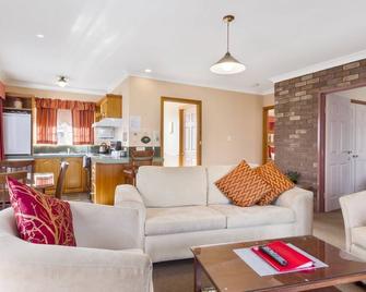 Swansea Cottages - 2 bedroom cottages - Adjacent the beach. - 斯旺西 - 客廳