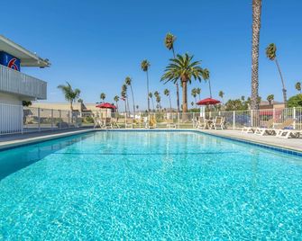 Motel 6 Ventura Beach - Ventura - Piscina