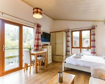 Herons Lake Retreat Hot Tub Lodges - Buckley