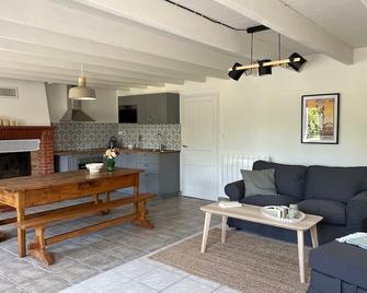 Maison de Campagne au Calme Pour 6 Personnes - La Chapelle-de-Brain - Sala de estar