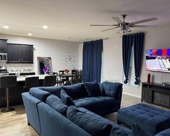 Charming 3-bedroom house with community pool and AC in Moncks Corner - Moncks Corner - Living room