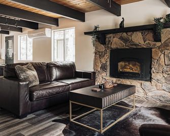Big Bear Pine Haven Cabin Hot Tub Games - Sugarloaf - Living room