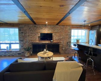 Cozy downtown studio getaway - Kingston - Living room